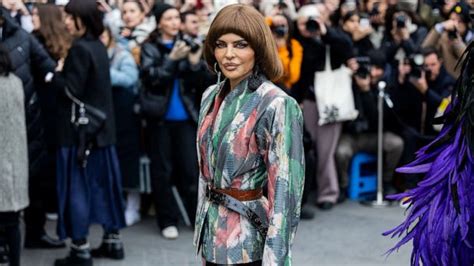 lisa rinna bowl cut|Lisa Rinna shows off new blonde hair for Paris。